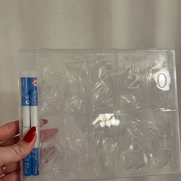 Almond nail tips with glue - Picture 3 of 3